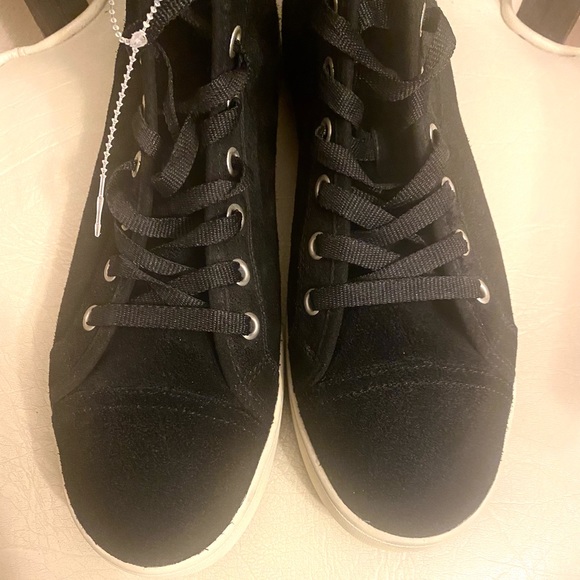 BRAND NEW KOOLABURRA HIGH TOPS by UGG - Picture 1 of 6